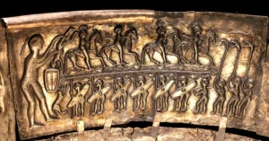 Fragment du chaudron de Gundestrup. Sacrifice humain avant la bataille.